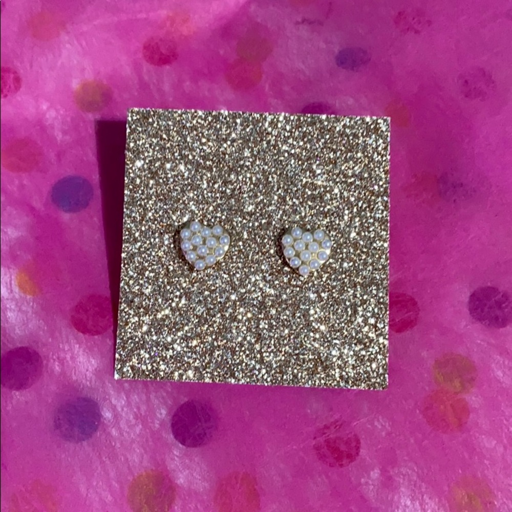 Wildfable heart shaped earrings with little pearls